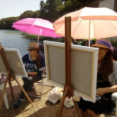 Travail assidu et concentré à l'abri du soleil, sur les bords de l'Aven