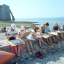 stage enfants aquarelle devant les falaises d'étretat